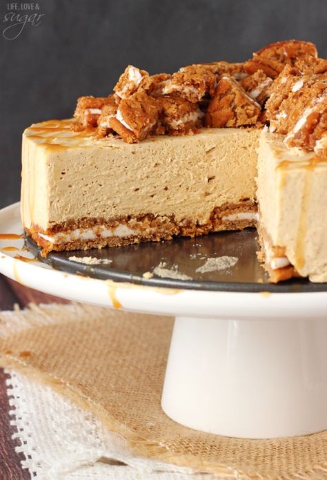 No Bake Oatmeal Cream Pie Cheesecake - cream pies as the crust with a spiced no bake cheesecake and caramel drizzle! Oatmeal Cream Pie Cheesecake, Oatmeal Cream Pie, No Bake Oatmeal, Cheesecake Cream, Turtle Cheesecake Recipes, Homemade Cheesecake Recipes, Bake Oatmeal, Oatmeal Pie, Oatmeal Creme Pie