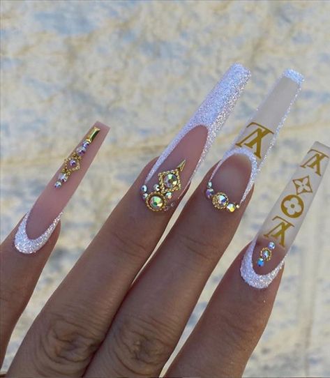 Louis Vuitton Nails, Graffiti Nails, Gucci Nails, Vegas Nails, Unghie Sfumate, Gold Nail Designs, Stylish Nails Designs, Nails Design With Rhinestones, Gold Nail