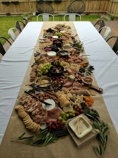 Table long charcuterie board! Cheese Table, Cheese Party, Charcuterie And Cheese Board, Homemade Cheese, Grazing Tables, Snacks Für Party, Cheese Platters, Long Table, Meat And Cheese