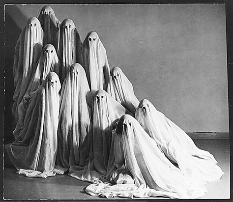 That could be a cool effect to have a bunch of ghosts huddling together.  Pretty simple to do. Creepy. Albert Renger Patzsch, Vintage Bizarre, Vintage Halloween Photos, Creepy Vintage, Dance School, Halloween Images, Halloween Photos, Halloween Vintage, Creepy Halloween