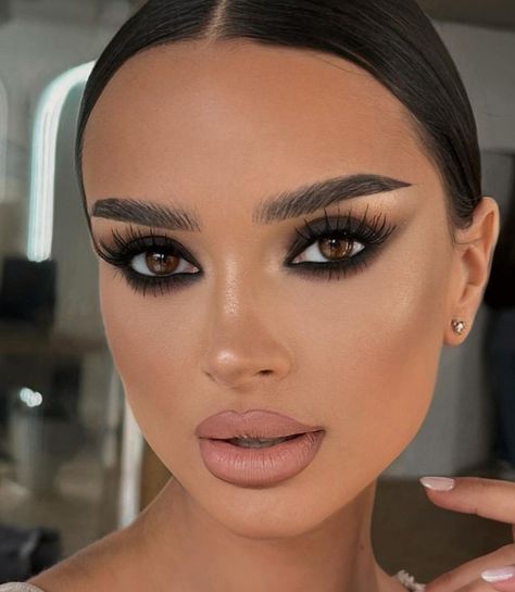 Brown And Gold Smokey Eye Makeup, Clubbing Makeup Night, Smokey Eyes Marrone, Smokey Eye Makeup Aesthetic, Black Dress Makeup Ideas Classy, Black Smokey Makeup, Eye Makeup For Black Dress, Black Dress Makeup Ideas, Extravagant Makeup Looks