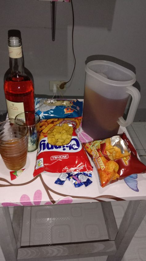 Drinking Alcohol With Friends Prank, Gin Bilog Photo Prank, Night Alcohol Snapchat, Inuman Na Alak With Friends Prank, Drunk Vibes Aesthetic, Drunk Prank, Drinks Alcohol Snapchat Story, Drunk Pics, Drunk Vibes