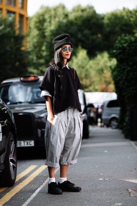 Beanie Street Style, Nadia Sarwar, Rocker Chic Outfit, Uk Street Style, Style Inspiration Street, Uk Street, Culottes Pants, Womens Workout, Coffee Photography