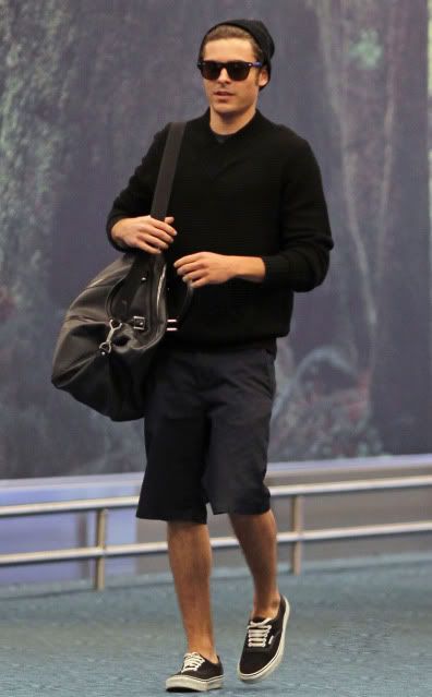 Zac Efron spotted wearing Vans Authentic In Black #Dreamy #Vans #TNP Black Canvas Shoes Outfit Men, Vans Era Outfit Men, Vans Era Outfit, Canvas Shoes Outfit, Black Vans Outfit, Vans Outfit Men, Vans Authentic Black, Black Canvas Shoes, Black Outfit Men