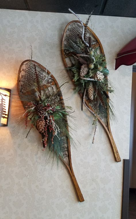 Sleds Decorated For Christmas Rustic, Christmas Snow Shoe Decor, Hanging Snow Shoes On Wall, Snow Shoes Christmas Decor, Snowshoe Christmas Decor, Decorating With Snow Shoes, Antique Snow Shoes Decor, Snow Shoes Decor, Snowshoe Decor