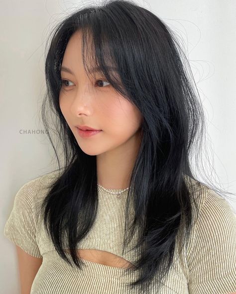 30 Trendiest Asian Hairstyles for Women to Try in 2022 - Hair Adviser Asian Hairstyles Women, Haircut Female, Asian Long Hair, Beyonce Hair, Korean Haircut, Asian Haircut, Neon Hair, Short Hairdos, Asian Short Hair