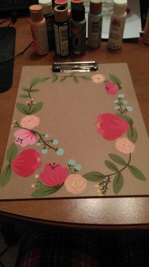 Painted floral clipboard Clipboard Painting Ideas Aesthetic, Painting On Exam Pad, Exam Pad Painting Ideas, Clipboard Decorating Ideas, Epoxy Clipboards, Exam Pad Decoration Ideas, Teacher Canvas Painting Diy Gift Ideas, Clip Board Painting Ideas, Decorated Clipboards