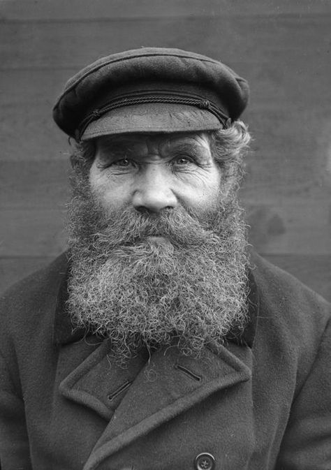 Vintage Beard, Old Fisherman, Epic Beard, Sea Captain, Beard Look, Old Faces, Black And White Portraits, Interesting Faces, White Photo