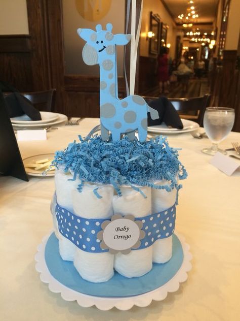 Cheap Baby Shower Ideas, Torturi Baby Shower, Diaper Centerpiece, Diy Baby Shower Centerpieces, Boy Baby Shower Centerpieces, Mini Diaper Cakes, Diaper Cake Centerpieces, Sports Baby Shower, Centerpieces Ideas