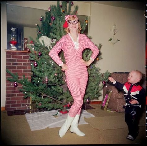 Vintage Snapshots of Women Posing with Pride Next to their Christmas Trees Funny Family Christmas Photos, Awkward Family Christmas, Funny Christmas Photos, 60s Vintage Fashion, Funny Family Photos, Vintage Christmas Photos, Mid Century Christmas, Funny Family, Christmas Family Photos