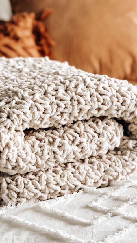 Crochet a Chunky Blanket in 4.5 hours �– Free pattern - CJ Design Blog Cj Design, Chunky Yarn Crochet Pattern, Bulky Yarn Crochet, Chunky Yarn Blanket, Chunky Yarn Crochet, Chunky Crochet Blanket Pattern, Crochet Throw Pattern, Chunky Crochet Blanket, Crochet Blanket Pattern Easy