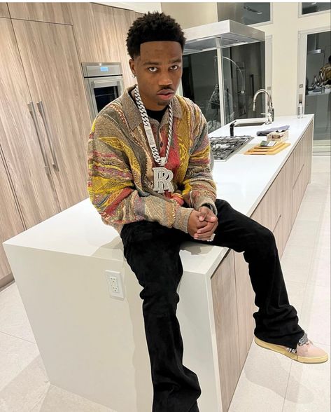 Roddy Ricch Hairstyle, Black Boy Hairstyles, Roddy Ricch, Popular Rappers, Rapper Outfits, Dark Skin Boys, Hip Hop Videos, Kodak Black, Creative Products