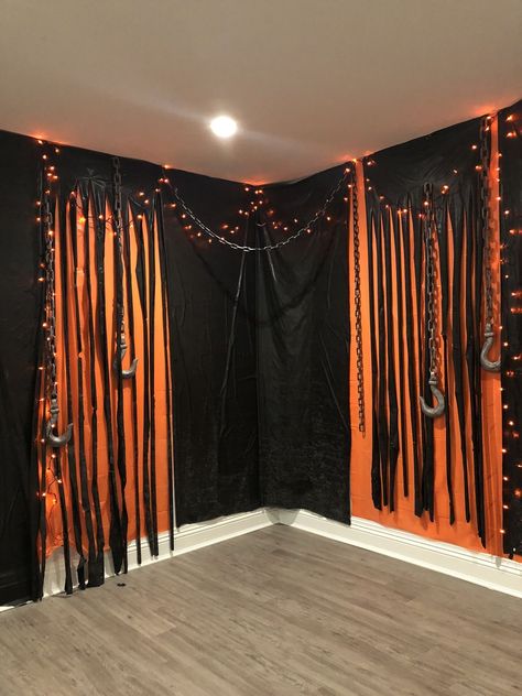 Halloween Party Living Room, Halloween Photo Booth Backdrop, Halloween Backdrops, Halloween Party Backdrop, Creepy Halloween Party, Photowall Ideas, Halloween Party Photo, Dekorasi Halloween, Halloween Social