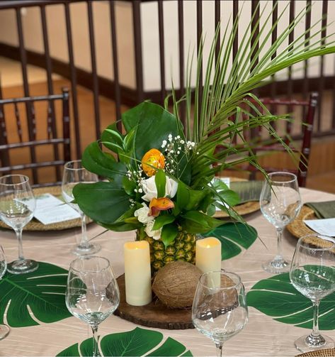 Hawaiian Centerpieces, Birthday Lion King, Havana Nights Party Theme, Havana Party, Shower Photos, Havana Nights Party, Caribbean Party, Event Concept, Tropical Centerpieces