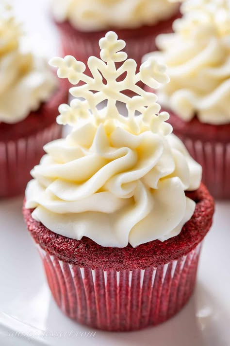 Tender, moist and delicious Red Velvet Cupcakes topped with our favorite silky cream cheese frosting and decorated with a white chocolate snowflake. These cupcakes are great for an easy, quick and festive holiday dessert! #cupcakes #redvelvetcupcakes #christmascupcakes #holidaybaking #redvelvet #creamcheesefrosting Christmas Cupcake Decorations, Chocolate Cupcakes Decoration, Chocolate Snowflakes, White Chocolate Snowflakes, Red Velvet Muffins, Easy Christmas Cupcakes, Velvet Desserts, Festive Holiday Desserts, Tree Cupcakes