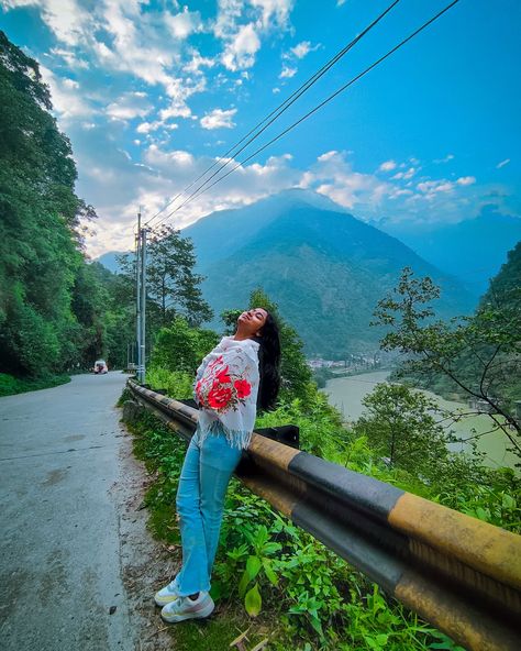 Photo Ideas In Hill Station, Mussoorie Trip Outfit, Photo Ideas At Hill Station, Gangtok Outfit Ideas, Trip Photography Ideas, How To Pose In Mountains, Haridwar Outfit Ideas, Mahabaleshwar Photography Poses, Hill Station Picture Ideas