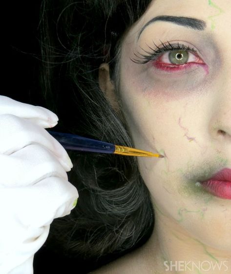 zombie snow white makeup Zombie Disney Princess, Zombie Snow White, Disney Princess Zombie, Snow White Makeup, Zombie Makeup Tutorials, Zombie Princess, Disney Princess Makeup, Creepy Zombie, Zombie Prom