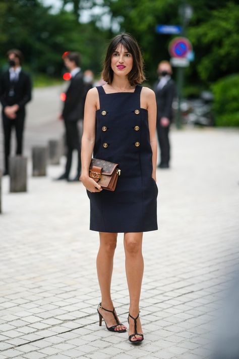 I'll admit it, I'd written this shoe off as being dated, but t-bar shoes are trending right now, and French women are wearing them non-stop. See it here. French Style Shoes, Date Shoes, Bar Shoes, Shoe Trend, Minimal Wardrobe, French Women Style, Couple Silhouette, T Bar Shoes, Jeanne Damas