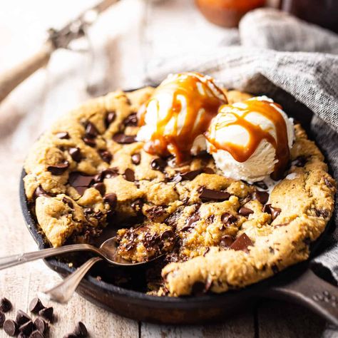 Easy Skillet Cookie, Cookie With Ice Cream, Skillet Cookie Recipe, Desserts With Chocolate Chips, Gooey Chocolate Chip Cookies, Skillet Chocolate Chip Cookie, Skillet Dishes, Easy Skillet, Skillet Cookie