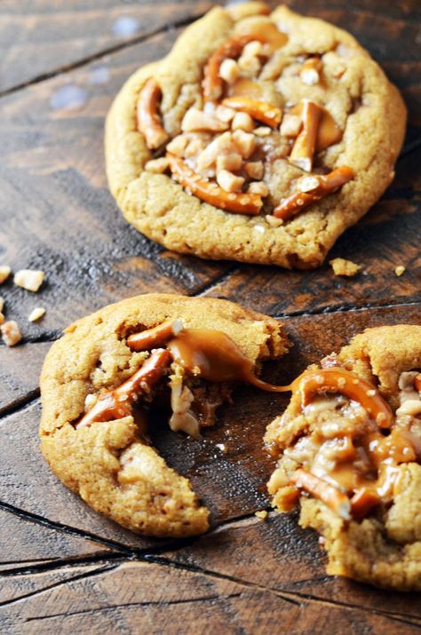 Salted Caramel Crunch Cookies. These brown butter based cookies are loaded up with caramel, toffee pieces, and salty pretzels to make an irresistible cookie that's perfect for the holidays! | hostthetoast.com Caramel Crunch Cookies, Crunch Cookies, Butter Cookie Dough, Caramel Crunch, Caramel Toffee, Peanut Butter Cookie Dough, Peanut Butter Cookie, Butter Cookie, Freezer Friendly