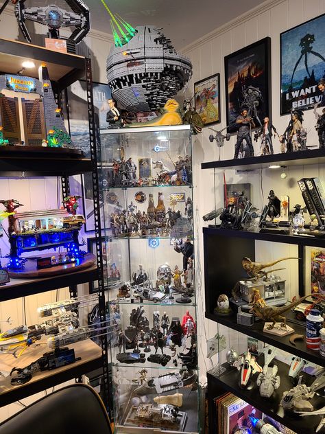 Game Room Collectables, Man Cave Display Shelves, Nerd Cave Ideas, Marvel Man Cave, Sala Nerd, Nerd Room Ideas, Funko Pop Shelves, Diecast Cars Display, Nerd Room