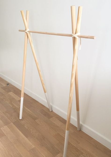 Clothes Rack Diy, Wooden Clothes Rack, Diy Clothes Rack, Store Design Boutique, Craft Fairs Booth, Craft Booth Displays, Clothes Stand, Flower Store, Craft Booth