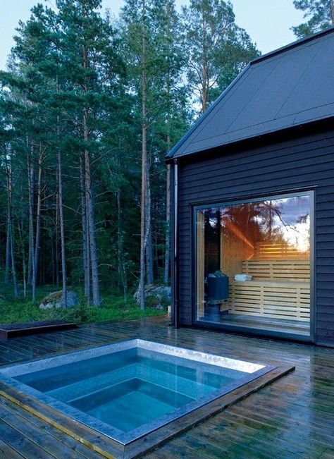 Heb je een tuinhuisje? Maak er een sauna van! Heerlijke welness aan huis voor de ultieme anti-stress ervaring!  saunatimes.com Outdoor Hot Tub, Sauna House, Wooden Deck, Finnish Sauna, Sauna Design, Outdoor Sauna, Small Pools, Outdoor Spa, Small Pool