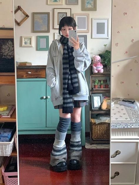 Sloppy Outfits, Winter Acubi Outfits, Arty Outfits Style, Emo Winter Outfits, Stanky Leg, Winter Outfits Y2k, Y2k Winter Outfits, Japanese 90s, Grunge Outfits Winter