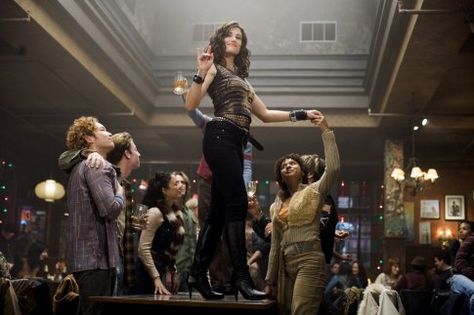 Still of Idina Menzel and Tracie Thoms in Rent (2005) Rent Costumes, New Year Movie, Rent Musical, Musical Theatre Broadway, Idina Menzel, Broadway Musicals, Theatre Kid, Les Miserables, Musical Movies