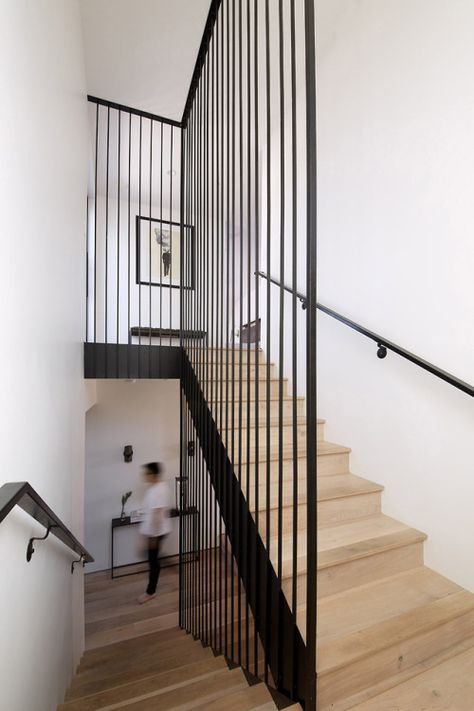 Re:model - Floor to ceiling metal rod guardrail for stairs Stairs House, درج السلم, Stairs Railing, Stair Renovation, Open Trap, Stair Railing Design, Staircase Remodel, Metal Stairs, Stairway Design