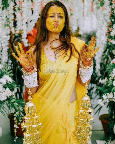 50+ Photo Ideas To Flaunt Your Kaleeras In The Most Beautiful Fashion | ShaadiSaga Haldi Poses For Bride, Haldi Photoshoot, Haldi Ceremony Outfit, Indian Bride Photography Poses, Indian Wedding Poses, Top Wedding Trends, Bridal Photography Poses, Indian Bridal Photos, Bride Photography Poses