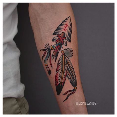 First tattoo for Jean-Luc! Thank you! Old School Feather Tattoo, American Traditional Arrow Tattoo, Traditional Tattoo Arrow, Arrow Head Tattoos, Tato Joker, Indian Feather Tattoos, Native American Tattoo, Native American Tattoos, Native Tattoos