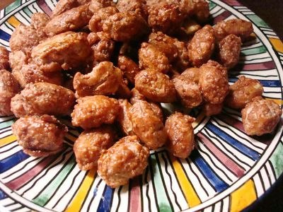 Candied Peanuts Recipe, Moroccan Street, New Year's Eve Appetizers, Honey Roasted Peanuts, Raw Peanuts, Peanut Recipes, Meatless Main Dishes, Nut Recipes, Oatmeal Bars