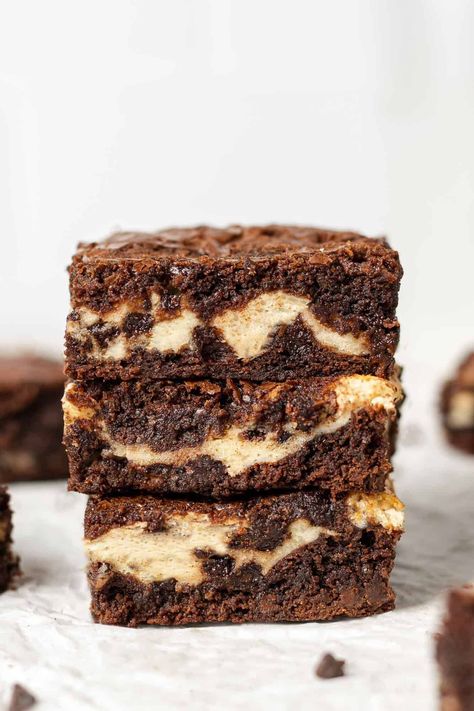 Make your brownies extra special by giving them a layer of cream cheese and adding chocolate chips. These brownies are over-the-top delicious! Cream Cheese Filled Brownies, Sweet Things To Make, Filled Brownies, Boxed Brownie Recipes, Brownie Mix Recipes, Cheesecake Bar, Cheese Brownies, Cream Cheese Bars, Cream Cheese Brownies