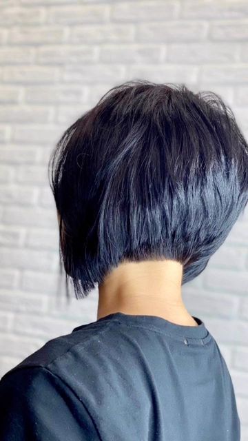 Short Aline Bob, Aline Bob, Graduated Bob Haircuts, Silver Blonde Hair, Medium Short Hair, Silver Blonde, Long Dark Hair, Short Bob Hairstyles, Bobs Haircuts