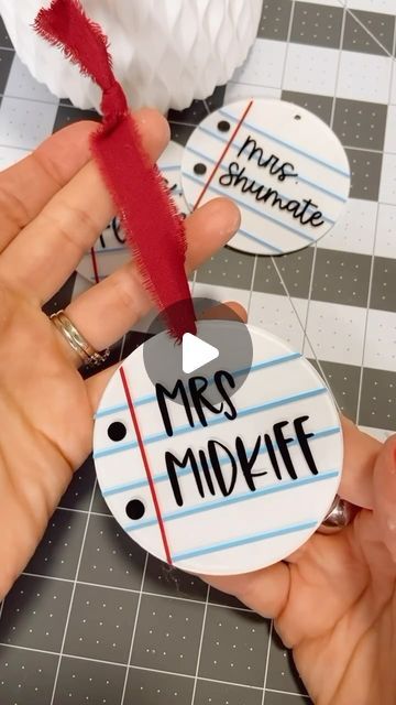 Lucy • SAHM crafter • Etsy Seller on Instagram: "How cute are these personalized teacher ornaments?! 😍📝🎄•
•
•
#lucycreatess #customcreations #shopsmall #vinylcrafts #giftideas #becreative #personalizedgifts #customizedgifts  #supportsmallbusiness #smallbusinesslove #customizedtumblers #momtrepreneur #diyornaments #acrylicornaments #customcreations #christmasornaments #teachergram #teachergifts" Diy Teacher Christmas Gifts, Cricut Ornaments, Teacher Ornaments, Teacher Christmas Gifts, Diy Cricut, Cricut Designs, Teacher Christmas, Gifts For Teachers, Vinyl Crafts