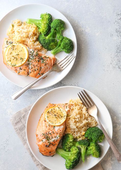 Simplest Lemon-Herb Roasted Salmon - Completely Delicious Plats Healthy, Healthy Salmon, Resep Diet, Makanan Diet, Health Dinner, Roasted Salmon, Good Eat, Health Dinner Recipes, Idee Pasto Sano