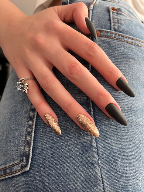 Manicure 2022 idea Prom Nails Acrylic Gold And Black, Nails Idea For Black Dress, Black And Gold Simple Nails, Nails Acrylic Gold And Black, Nails Inspiration Black And Gold, Black And Golden Nail Art, Classy Black And Gold Nails, Black And Gold Natural Nails, Graduation Nails Black And Gold