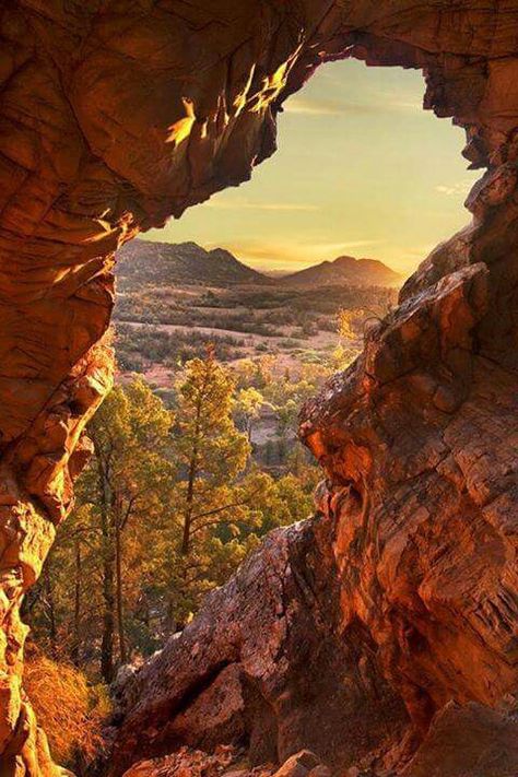 Grot oog Wilpena Pound, Sunset Window, Flinders Ranges, Australia Nature, Beautiful Australia, Outback Australia, Amazing Photo, Queenstown, South Australia