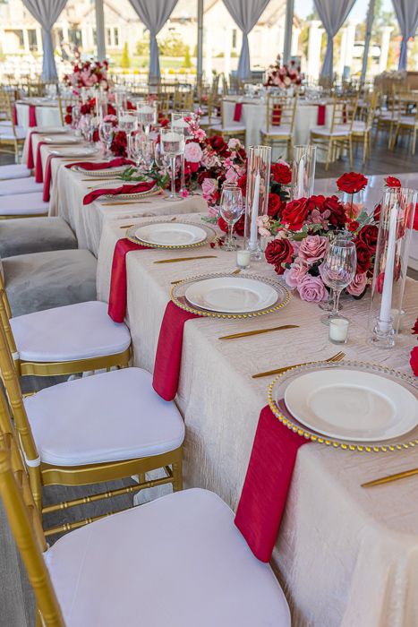 Party Set Up Ideas Layout, Red And Pink Wedding Flowers, Table Setting Romantic, Magenta Wedding Decorations, Red Table Decorations, Pink Party Tables, Red Table Settings, Pink Flower Centerpieces, Pink Table Settings