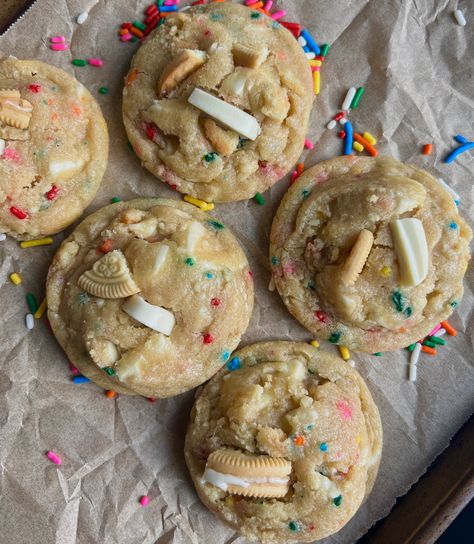 Golden oreo funfetti cookies Golden Oreo Funfetti Cookies, Half And Half Cookies, Dunkaroo Cookies, Golden Oreo Cookies, Funfetti Oreo, School Moodboard, Vanilla Oreo, Cookies Decoration, Confetti Cookies