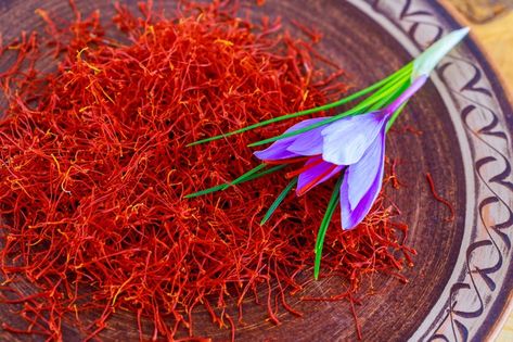 Dried saffron with a flower in a pattern... | Premium Photo #Freepik #photo #flower #food #floral #nature Saffron Health Benefits, Saffron Plant, Saffron Benefits, Saffron Spice, Saffron Flower, Crocus Bulbs, Mint Background, Crocus Flower, Flower Food