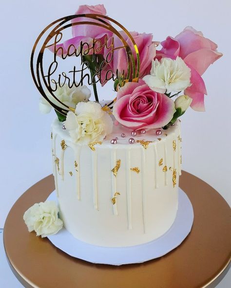 @EVERYDAY.SPRINKLES beautiful cake with white Chocolate drip, gold leaf and fresh roses 32th Birthday Cake, Birthday Cake With Flower Design, White Cake With Fresh Flowers, Drip Flower Cake, White Rose Cake Birthday, Fresh Flowers Birthday Cake, Fresh Rose Cake, 1 Kg Cake Designs For Birthday, Floral Cakes Birthday