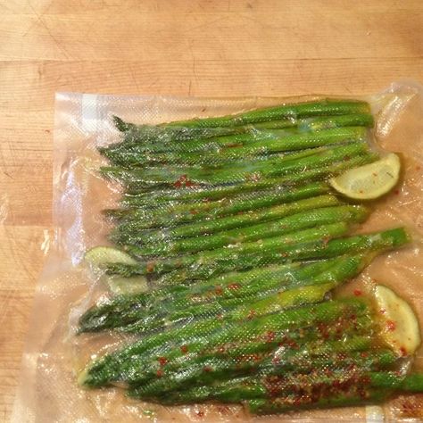 Sous vide asparagus Souve Cooking, Anova Recipes, Sous Vide Asparagus, Joule Sous Vide, Sous Vide Vegetables, Elephant Sitting, Sous Vide Machine, Asparagus Recipes, Sous Vide Recipes