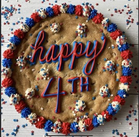 25 Indulging Fourth of July Cakes to Have an Yankee Doodle Day - Hike n Dip Usa Cookie Cake, Cookie Cake 4th Of July, Patriotic Cookie Cake, July 4 Cake, Fourth Of July Cookie Cake, Simplistic Cakes, 4th Of July Cakes, Cookie Cake Decorating Ideas, 4th Desserts