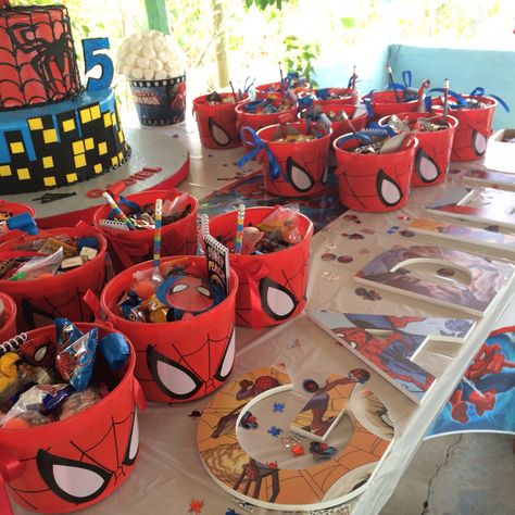 Spider Man Favors, Spiderman Gift Bags, Spiderman Loot Bag Ideas, Spiderman Birthday Favors, Spiderman Birthday Centerpieces, Spidey And His Amazing Friends Birthday Centerpieces, Spider Man Centerpieces Birthdays, Spiderman Candy Bags, Spider Man Goodie Bag Ideas