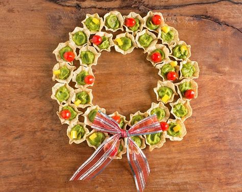 This is such a genius idea for a holiday party! Use Tostitos Scoops! to make a wreath. Fill Scoops! with a green dip like guacamole and decorate with cherry tomatoes + chopped yellow pepper. Add a bow for a festive touch. #InspiretheSeason #ad Grinch Guacamole, Dips To Make, Giant Backyard, Tostitos Scoops, Fruit Pizza Sugar Cookie Recipe, Chips Salsa, Fruit Pizza Sugar Cookie, Fruit Pizza Recipe, Festive Food