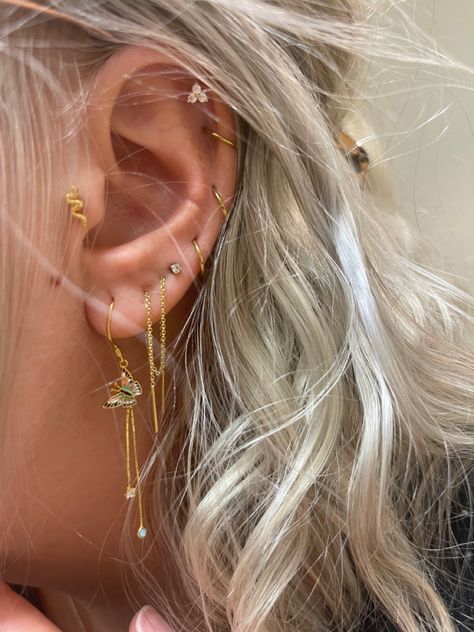 Cartilage pierxings, gold Stacked Cartilage Piercing, Infected Cartilage Piercing, Cartilage Piercing Infection, Cartlidge Earrings, Gold Cartilage Earring, Gold Cartilage Earrings, Senior Prom, Earrings Inspiration, Cartilage Piercing