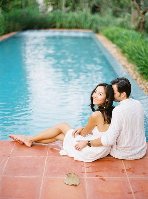 Pre Wedding Shoot Ideas Swimming Pool, Swimming Pool Photoshoot Couple, Pool Prewedding Shoot, Poolside Couple Photoshoot, Pool Pics Couple, Swimming Pool Pre Wedding Shoot, Resort Couple Photography, Swimming Pool Couple Poses, Pool Prenup Ideas