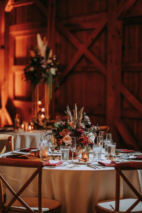 Elegant Farmhouse Wedding Decor, Round Table Centerpieces Wedding, Wedding Tablescapes Round, Rustic Round Table, Fall Wedding Tablescapes, Rustic Barn Wedding Reception, Round Table Settings, Round Table Centerpieces, Rustic Fall Centerpieces